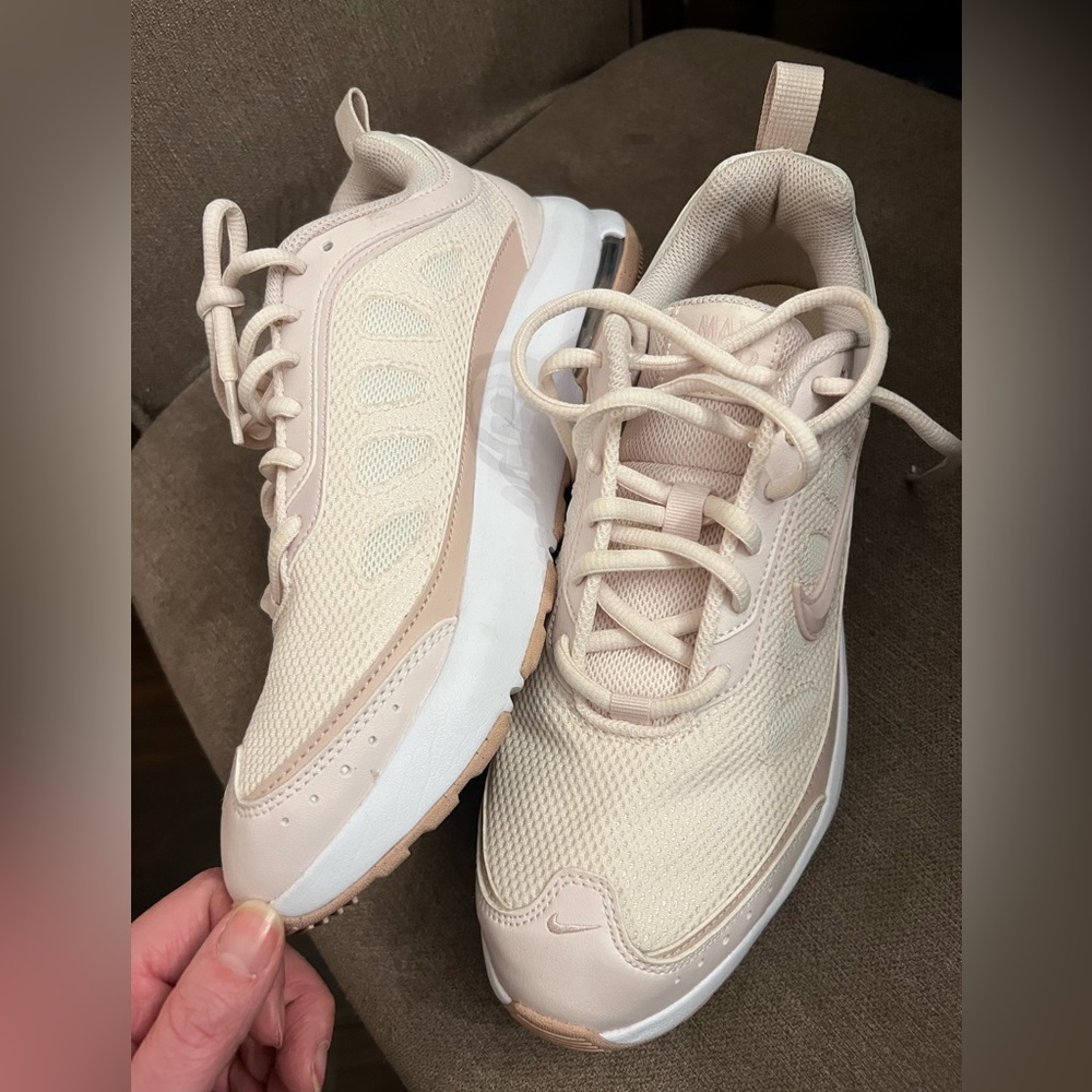 Women’s Nike air max AP size 9.5